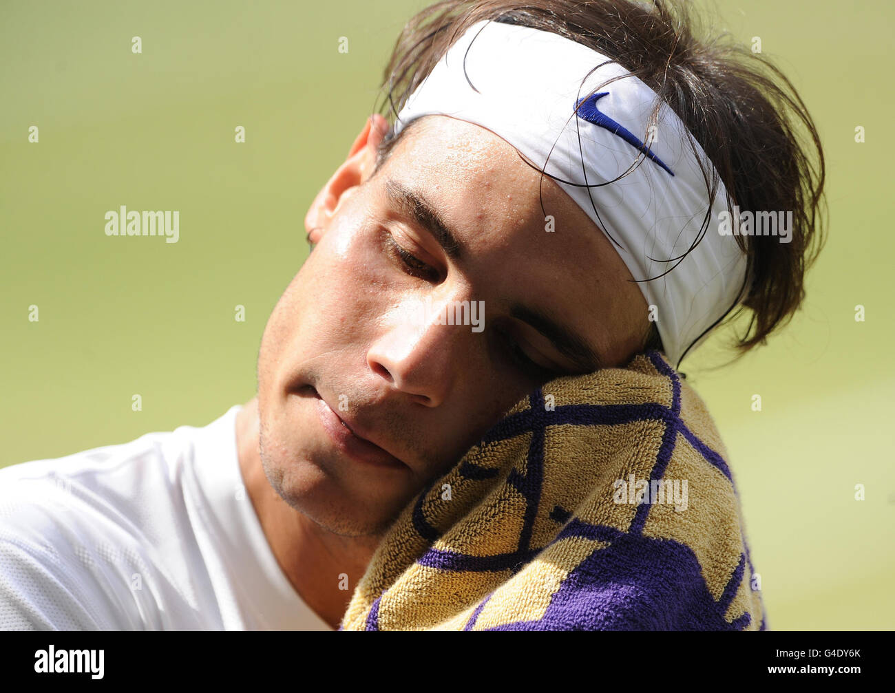 Il spagnolo Rafael Nadal strofina la sua fronte nella finale di uomo contro  il serbo Novak Djokovic durante il tredici giorni dei Campionati di  Wimbledon 2011 al All England Lawn Tennis and