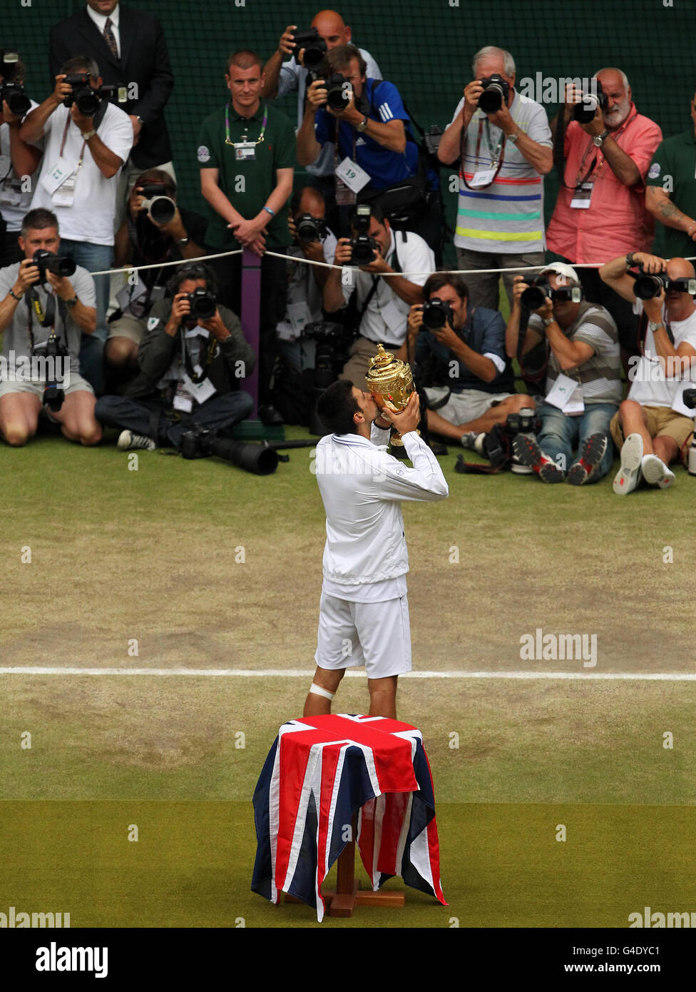 Il serbo Novak Djokovic festeggia con il suo trofeo dopo aver sconfitto il spagnolo Rafael Nadal durante la finale di Mens' Singles tredici dei Campionati di Wimbledon del 2011 al All England Lawn Tennis and Croquet Club di Wimbledon. Foto Stock