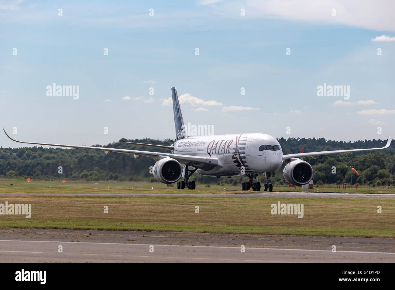 Airbus A350-941 di aerei commerciali di visualizzazione al Farnborough Airshow internazionale in un ibrido airbus/Qatar Airways livrea. Foto Stock