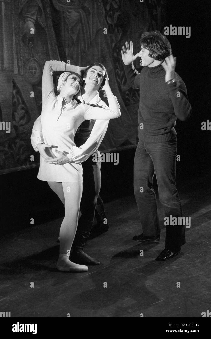 La coreografia e il designer americano John Neumeier (r) supervisiona i ballerini del teatro scozzese Elaine McDonald (l) e Kenn Wells (c) durante le prove per 'Frontier'. La storia di 'Frontier' figure in un arazzo (visto sullo sfondo) che viene alla vita. L'arazzo originale si trova nel Musee de Cluny, Parigi. Questa era la prima stagione londinese del Balletto Scozzese da quando cambiò il nome da Balletto del Teatro Occidentale. Foto Stock