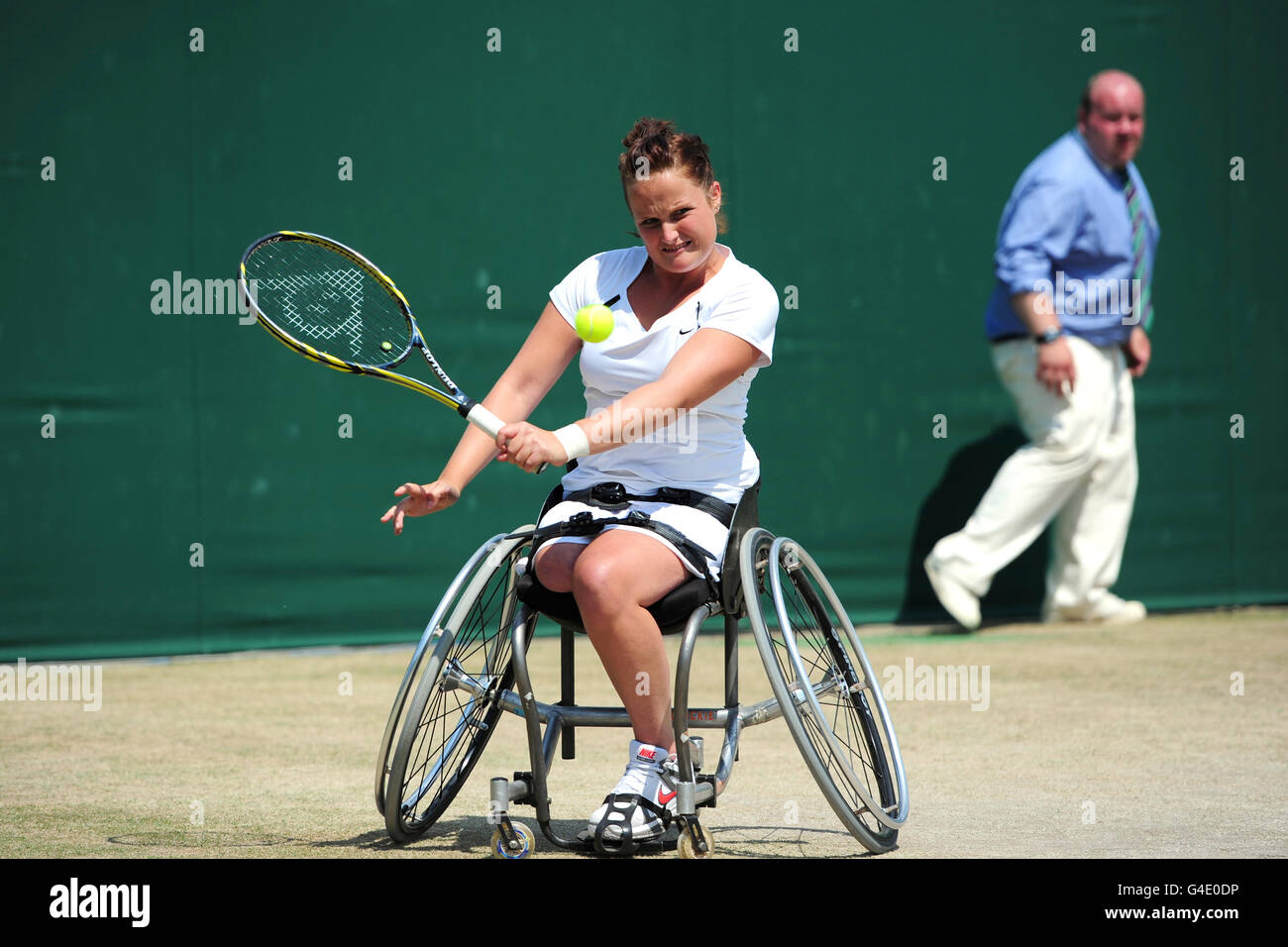 Tennis - 2011 Campionati di Wimbledon - tredici giorni - All England Lawn Tennis and Croquet Club. Aniek Van Koot, Paesi Bassi Foto Stock