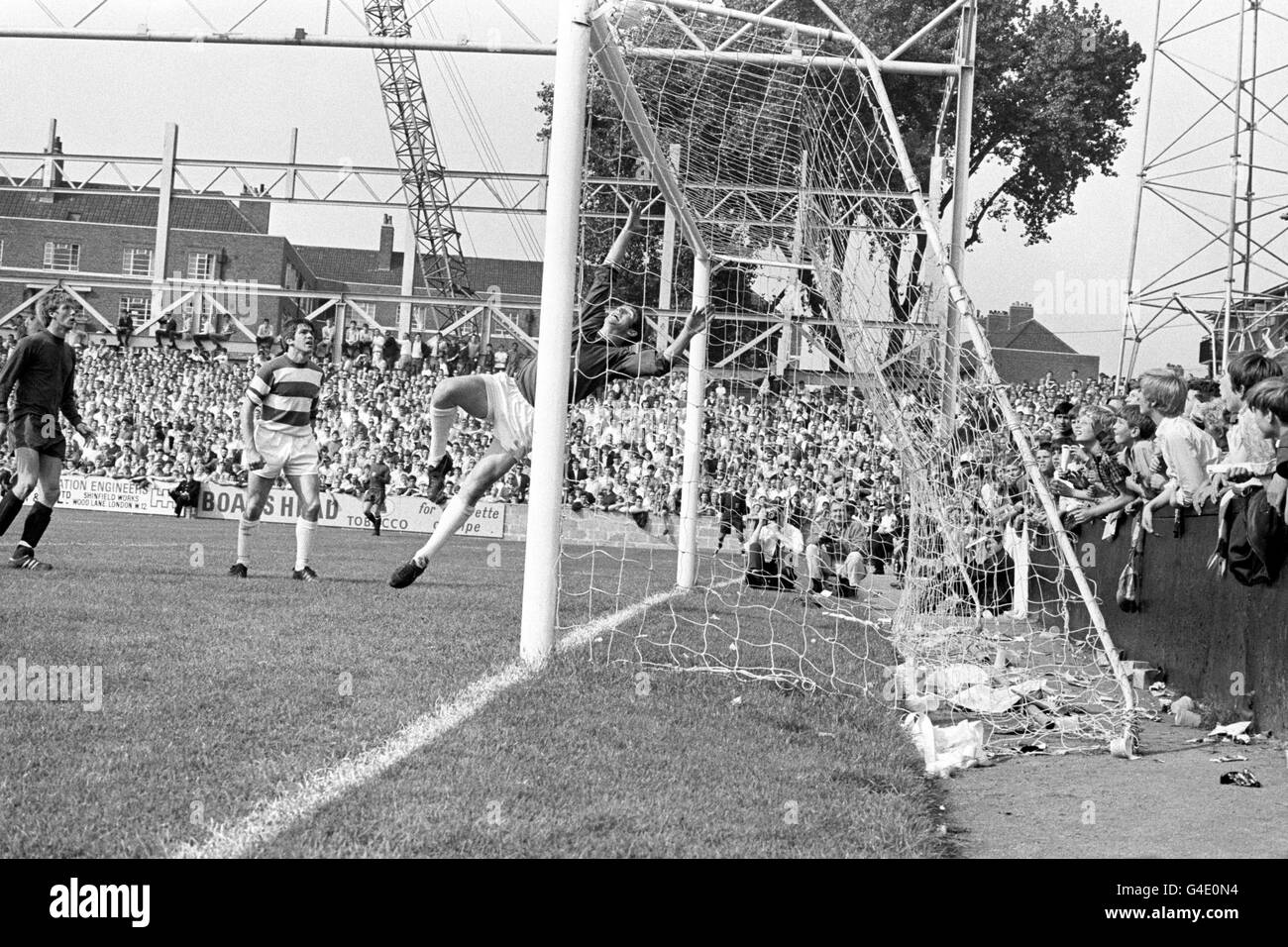 Il portiere dei Queens Park Rangers Mike Kelly ruota in rete mentre la palla passa sopra il bar, guardato da Tony Coleman (l) di Manchester City e da Tony Hazell (c) dei Queens Park Rangers. Foto Stock