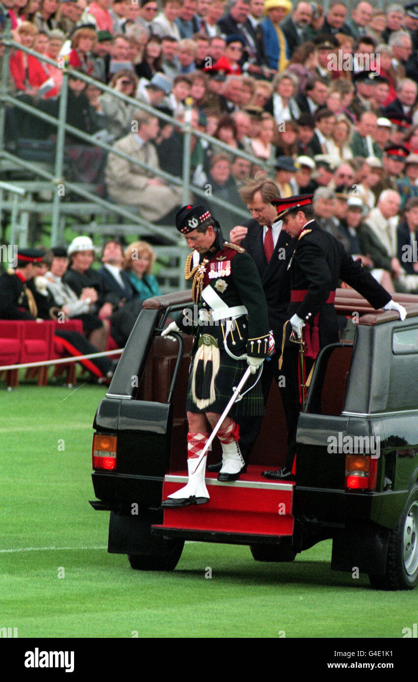 PA NEWS FOTO 27/5/94 IL PRINCIPE DI GALLES indossando la divisa del colonnello-in-chief di The Gordon Highlanders, passi dalla vettura dopo il controllo di militari all'ultimo BRITISH parata militare nell'ex città divisa di Berlino Foto Stock