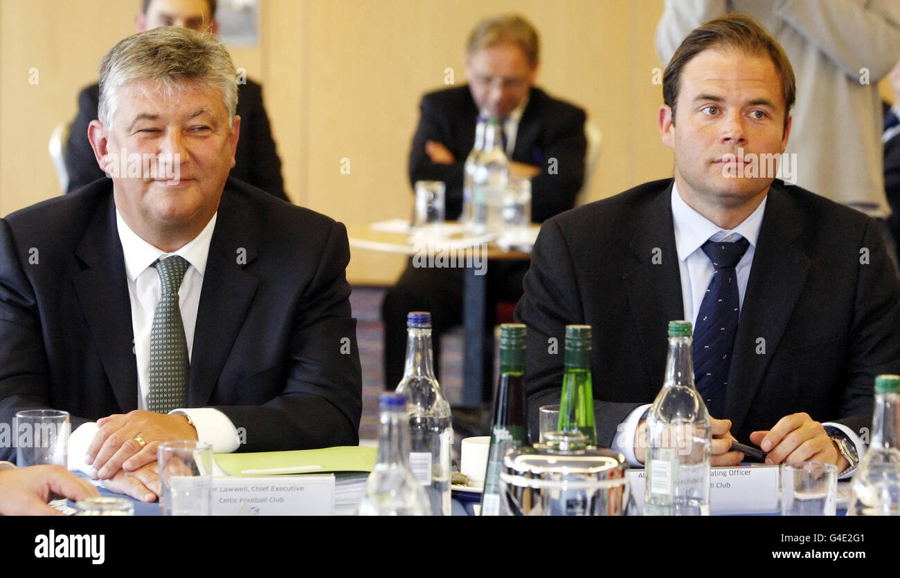 Peter Lawwell (a sinistra), Chief Executive del Celtic FC e Rangers FC Head of Operations Ali Russell (a destra) durante un incontro con il Joint Action Group sul calcio. Foto Stock