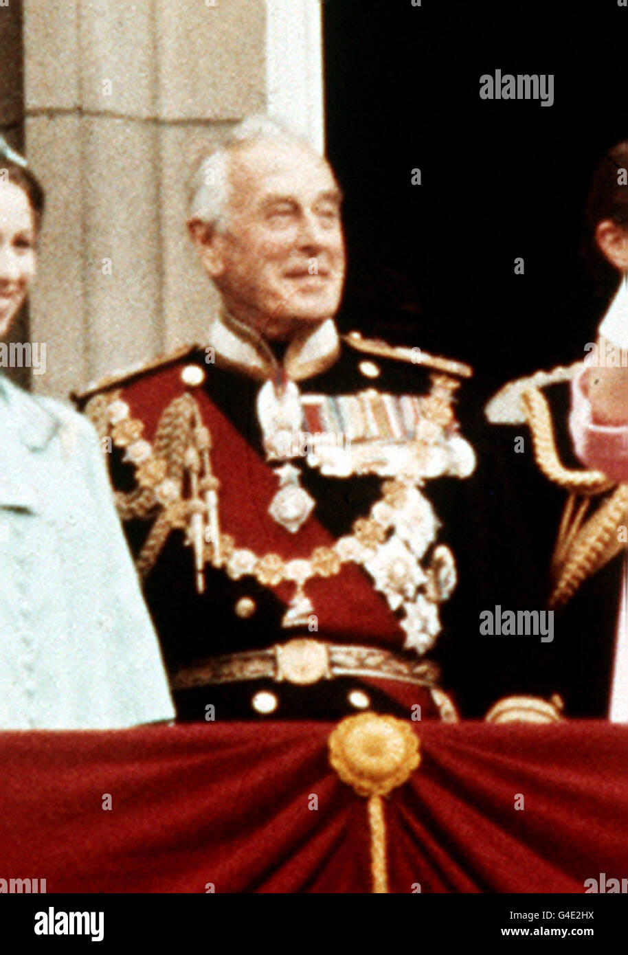 PA NEWS PHOTO 7/6/77 LORD MOUNTBATTEN SUL BALCONE A. BUCKINGHAM PALACE Foto Stock