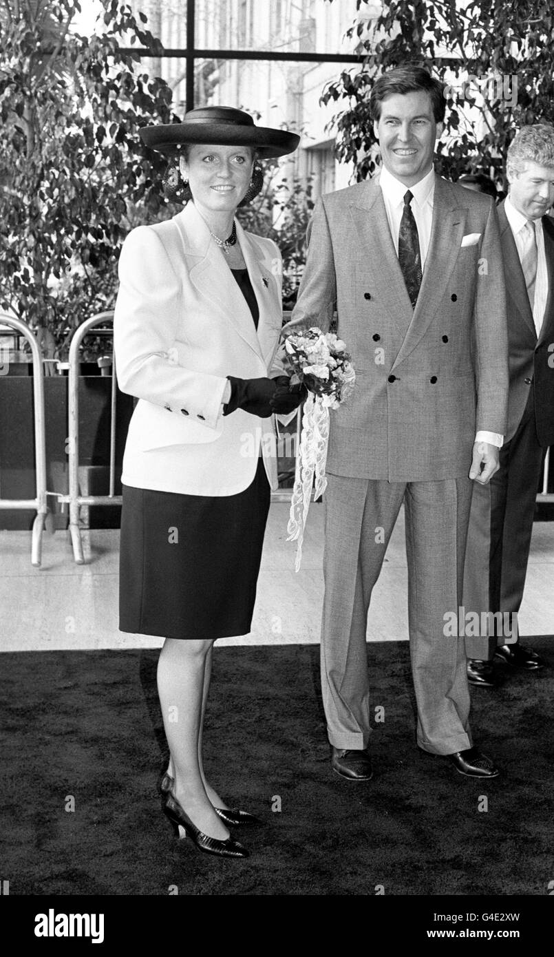 La duchessa di York, in una giacca rosa Yves St Laurent in coppia con una gonna nera, è salutata da Terry Lundgren, presidente dei grandi magazzini più glamour di Los Angeles, quando lei e il Duke of York andarono a vedere i prodotti britannici, Come parte del loro 'Buy British' tour della California. Foto Stock