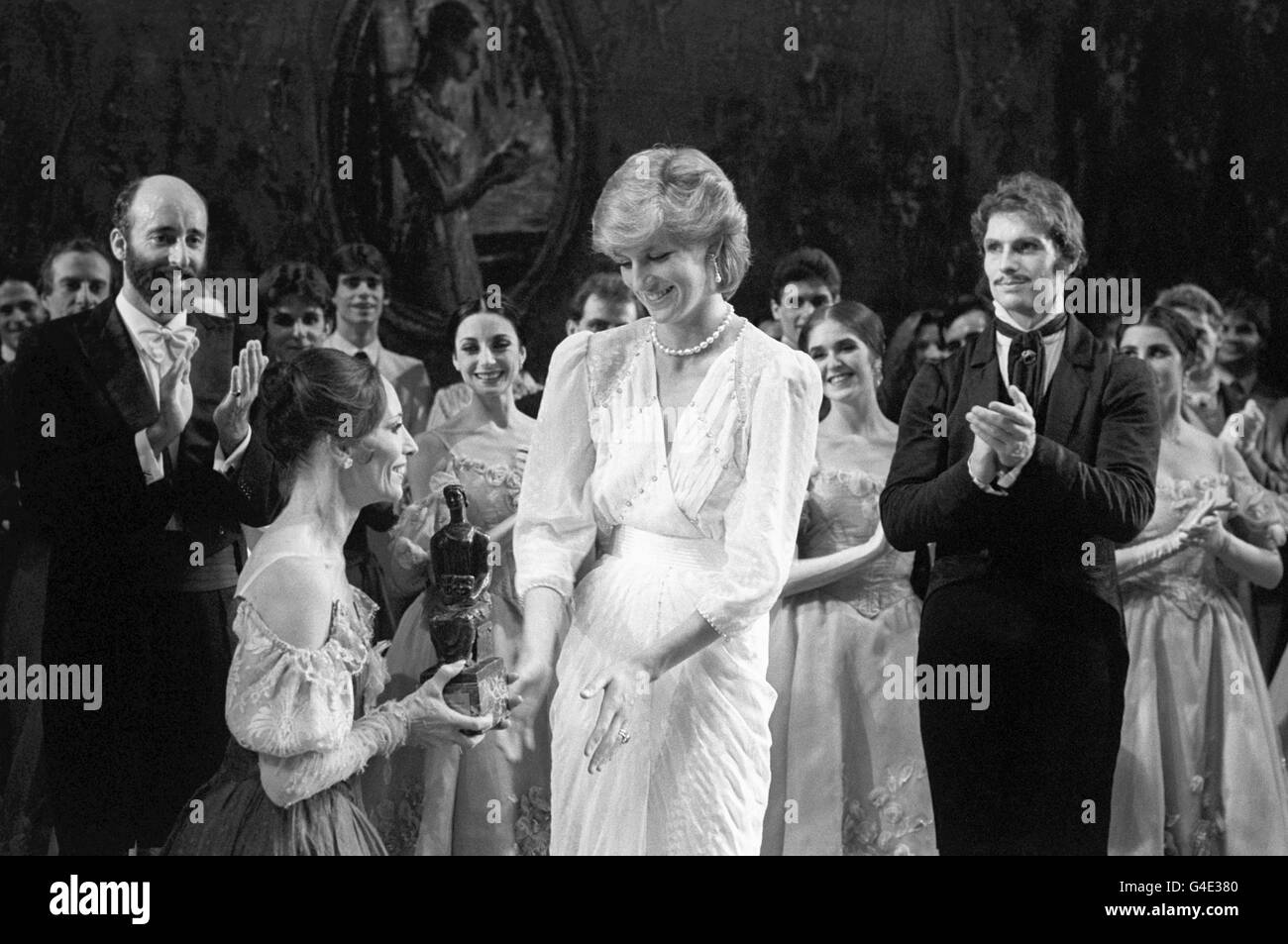 Diana Princess of Wales presenta il London Evening Standard Award per la ballerina Natalia Makarova dopo la performance di gala del London Festival Ballet di 'Onegin' al London Coliseum. Foto Stock