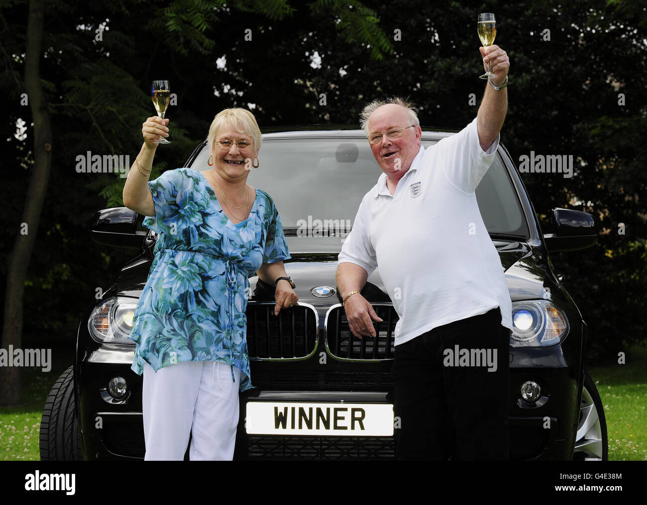 John e Susan Denston di Hull celebrano la loro vittoria della lotteria di 3.3 milioni di EuroMillions. Foto Stock