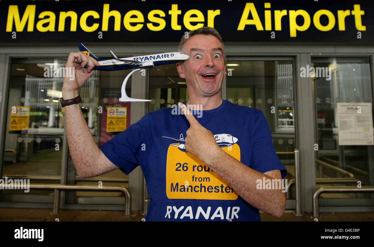 Michael o'Leary, Chief Executive di Ryanair, propone una fotografia all'esterno degli arrivi del Terminal 2 all'aeroporto di Manchester. Foto Stock