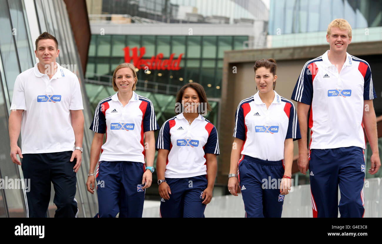 Il giocatore di Pallamano della Gran Bretagna (da sinistra a destra) Bobby White, il giocatore di Hockey Kate Walsh, Weight Lifter Zoe Smith, Taekwondo Athlete Sarah Stevenson e il giocatore di Basket Dan Clark si trovano sul Westfield Bridge che collega il centro di Stratford al villaggio olimpico e al nuovo centro commerciale Westfield durante una fotocellula a Londra. Foto Stock