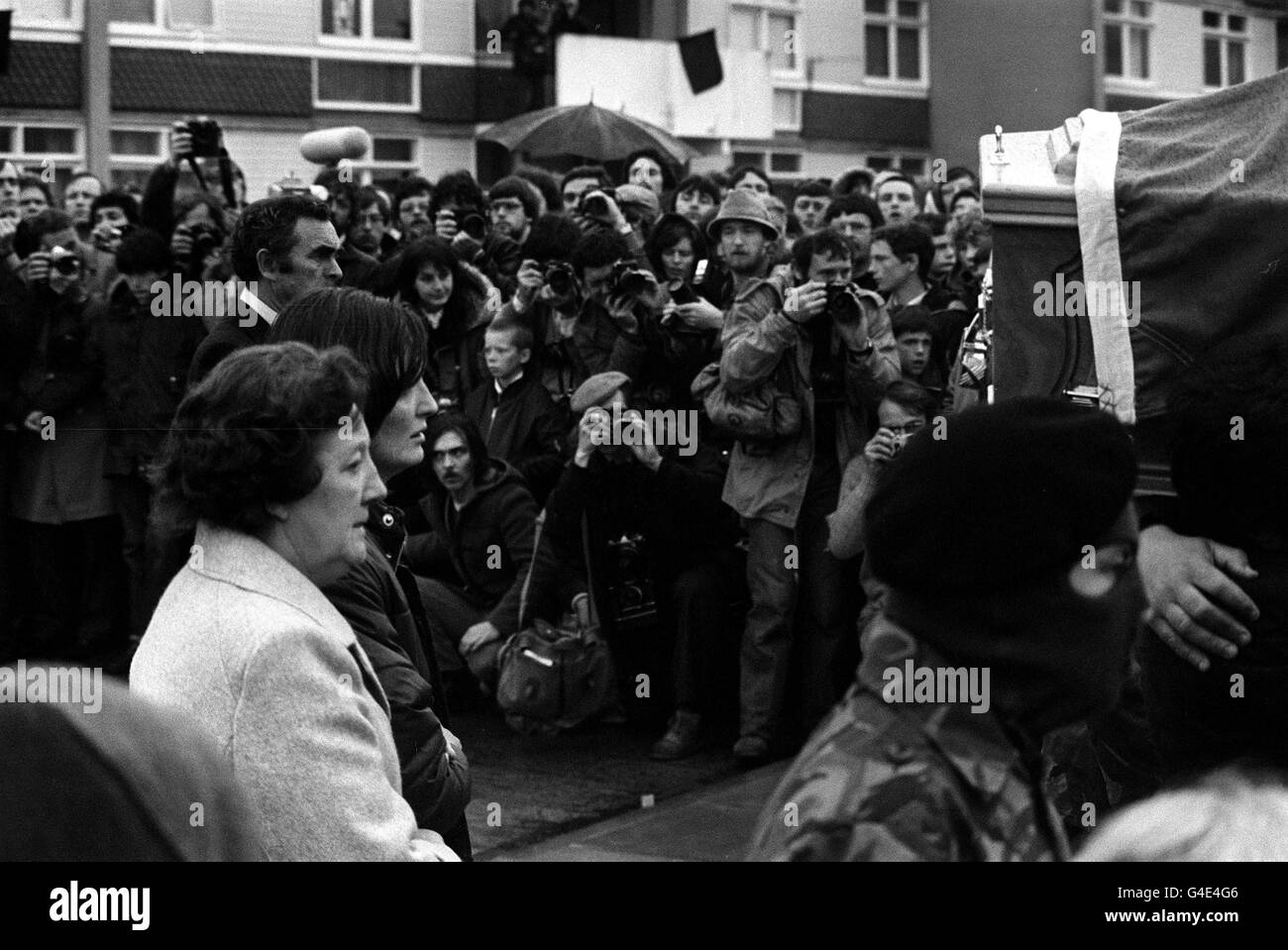 PA NEWS FOTO 6/5/81 MRS ROSALEEN SANDS, madre di scioperante della fame di Bobby Sands, MP e sua figlia Marcella lungo il tragitto dalla loro casa sulla TWINBROOK STATION WAGON, BELFAST alla vicina ST. Luca la Chiesa. Essi hanno seguito le sabbie bara alla chiesa dove sarà REMANIN per tutta la notte. La sua sepoltura si svolgerà domani a tre miglia dalla chiesa presso il Republican MILLTOWN cimitero Foto Stock