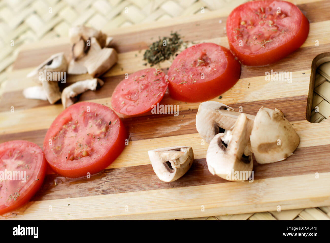 Fotografia di un legno tagliere con verdure Foto Stock