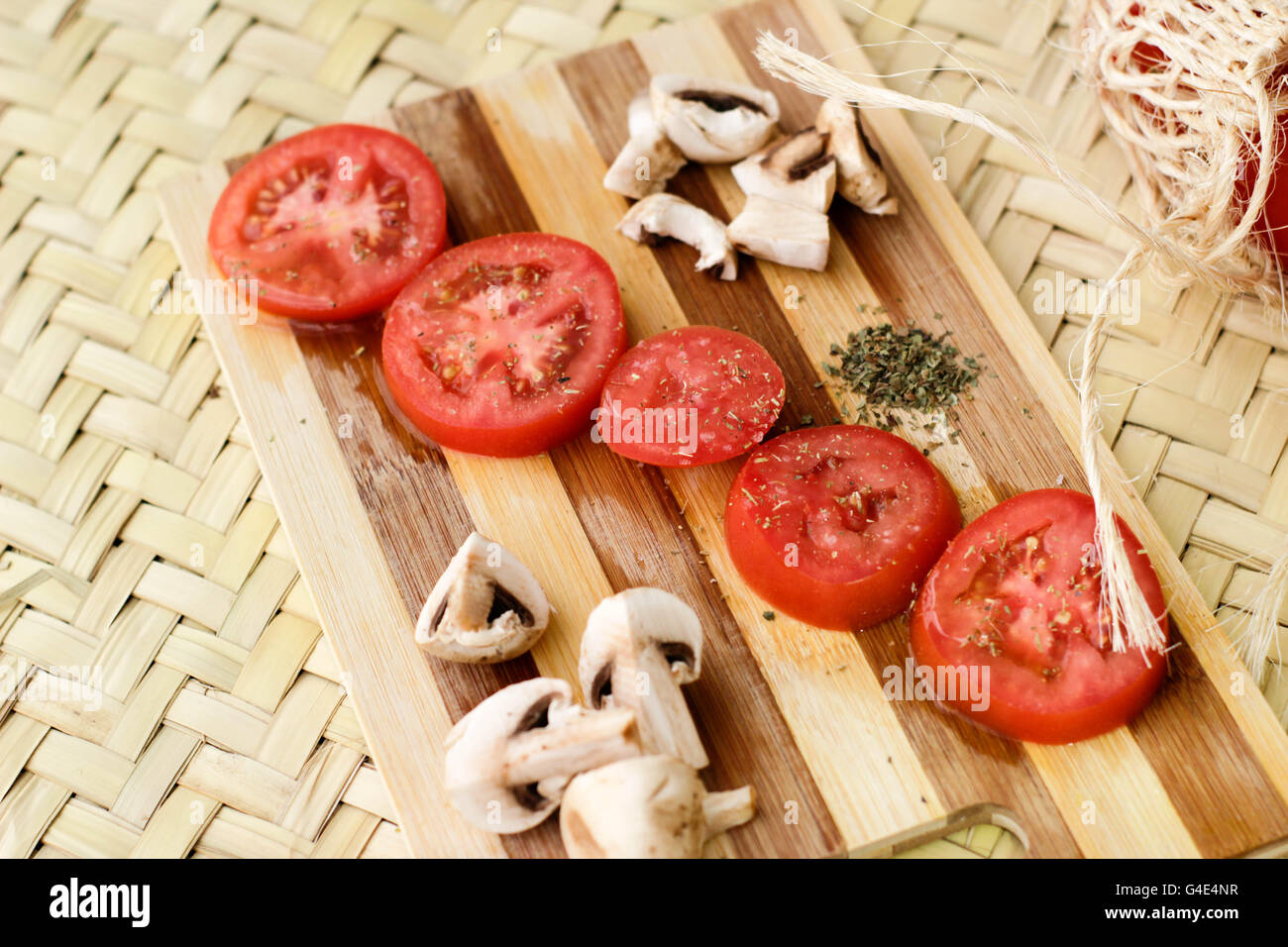 Fotografia di un legno tagliere con verdure Foto Stock