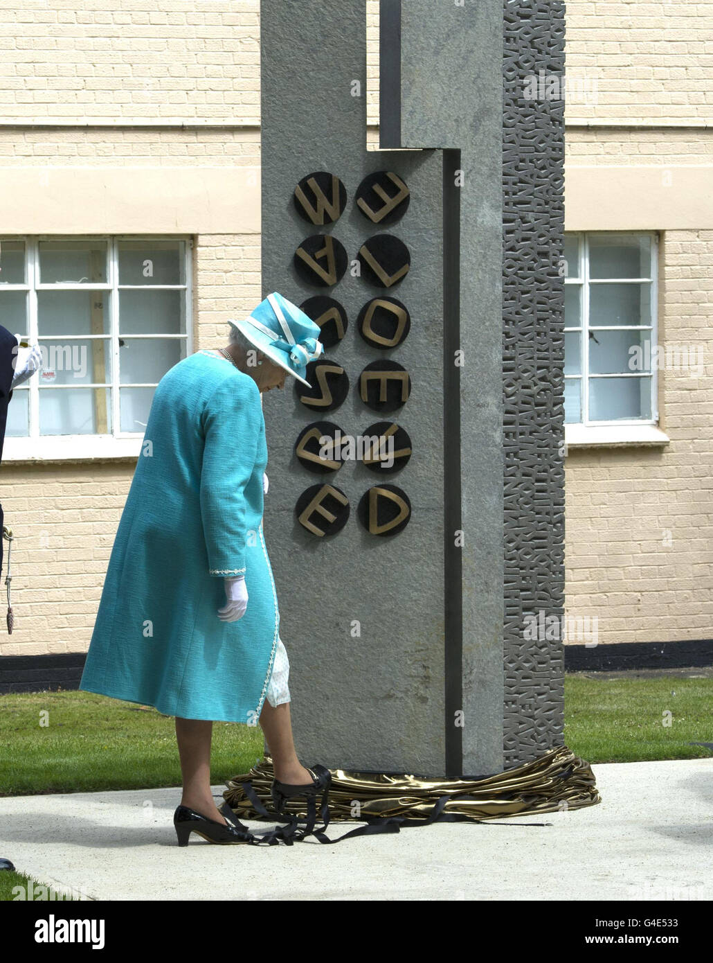 La regina Elisabetta II svela un memoriale di 8 piedi che porta la parola "We also served" durante una visita a Bletchley Park, Milton Keynes. Foto Stock