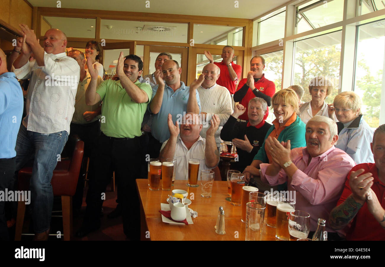 I tifosi del Dungannon Golf Club, Irlanda del Nord, il club di casa di Darren Clarke, celebrano la sua vittoria nel Campionato aperto. Foto Stock
