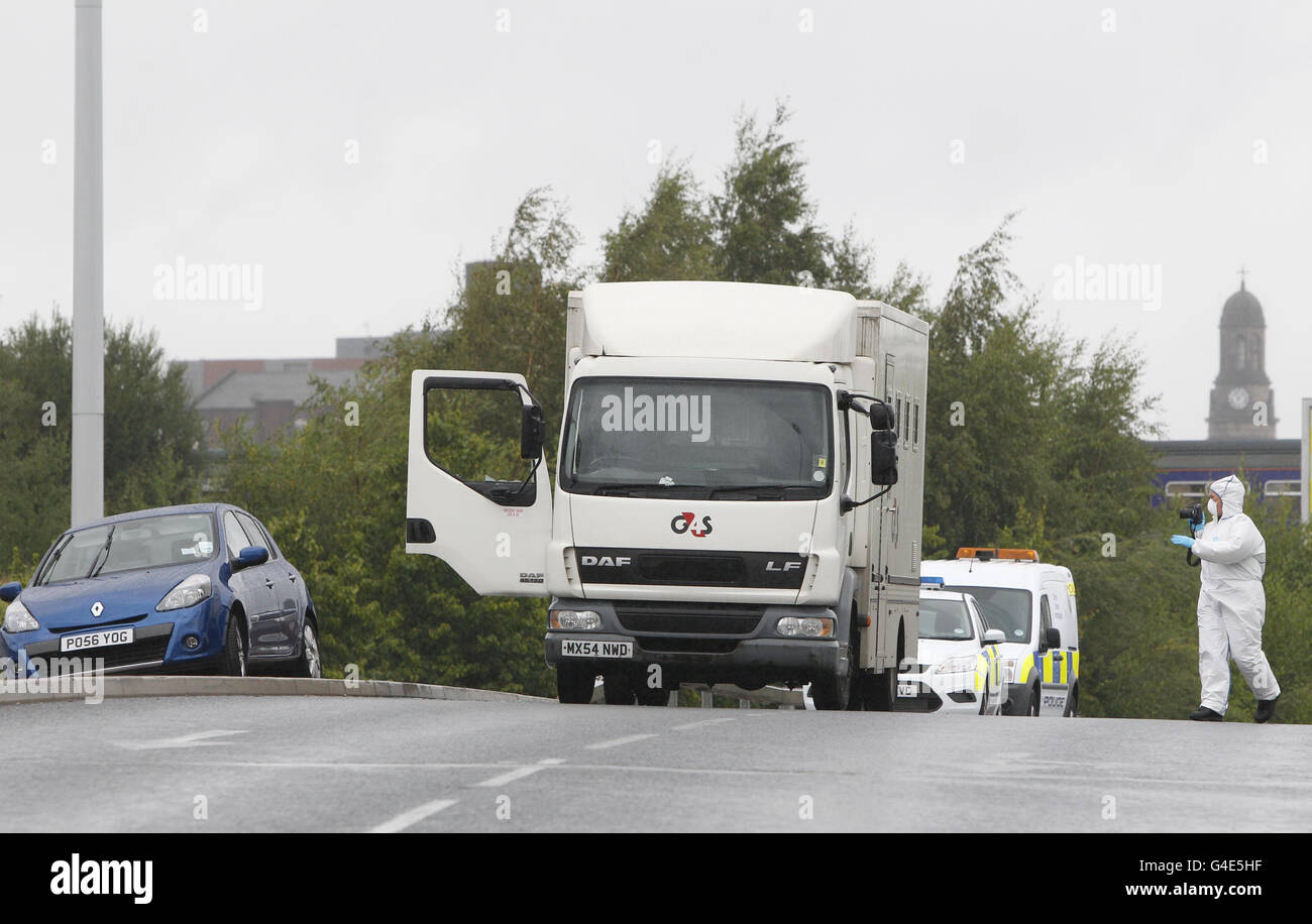 La scena di Trinity Way a Manchester dopo che una banda armata ha fatto sortire due prigionieri da un furgone di sicurezza poco prima delle 8.30. Foto Stock