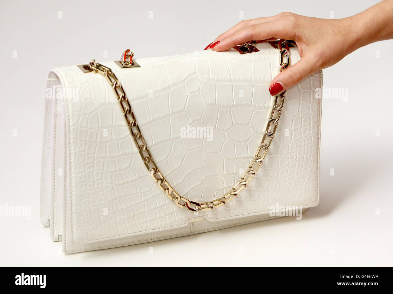 Una borsa in pelle di coccodrillo bianca di Victoria Beckham, che include una nota scritta a mano di Victoria, al prezzo di 8,995, che fa parte della collezione White Christmas 2011 di Selfridges, disponibile da agosto 2011. Foto Stock