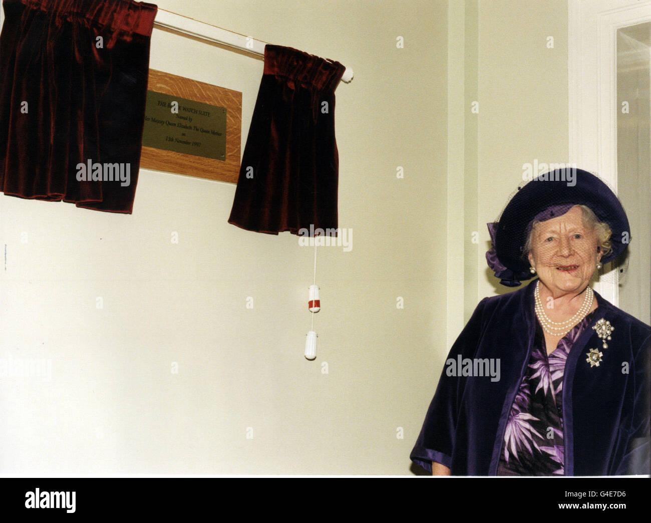 La regina madre dopo scoprimento di una lapide che ricorda la sua visita alla stella e GARTER HOME per gli ex combattenti e le donne a Richmond, Surrey. La regina madre ha aperto ufficialmente la BLACK WATCH SUITE IN CASA. Foto Stock