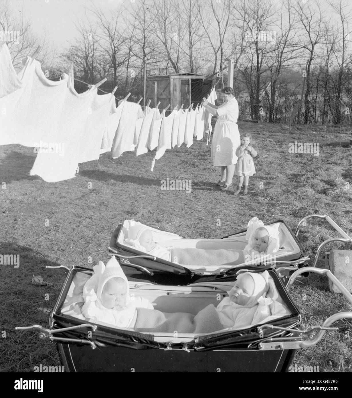La sig.ra Elizabeth Good di Bristol si stende fuori il lavaggio con i suoi quadruplets di 8 mesi vecchi in primo piano Foto Stock