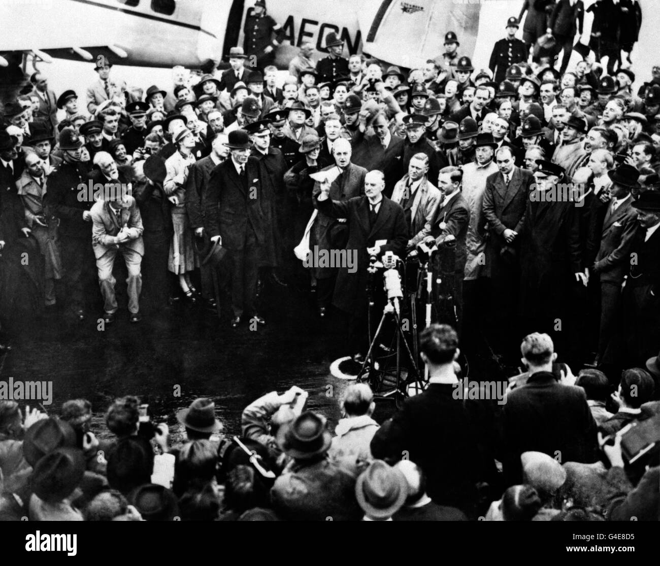 Il primo ministro britannico, Neville Chamberlain, al ritorno dai colloqui con il cancelliere tedesco Adolf Hitler a Monaco, ha pronunciato il suo famoso discorso "Pace nel nostro tempo". Foto Stock