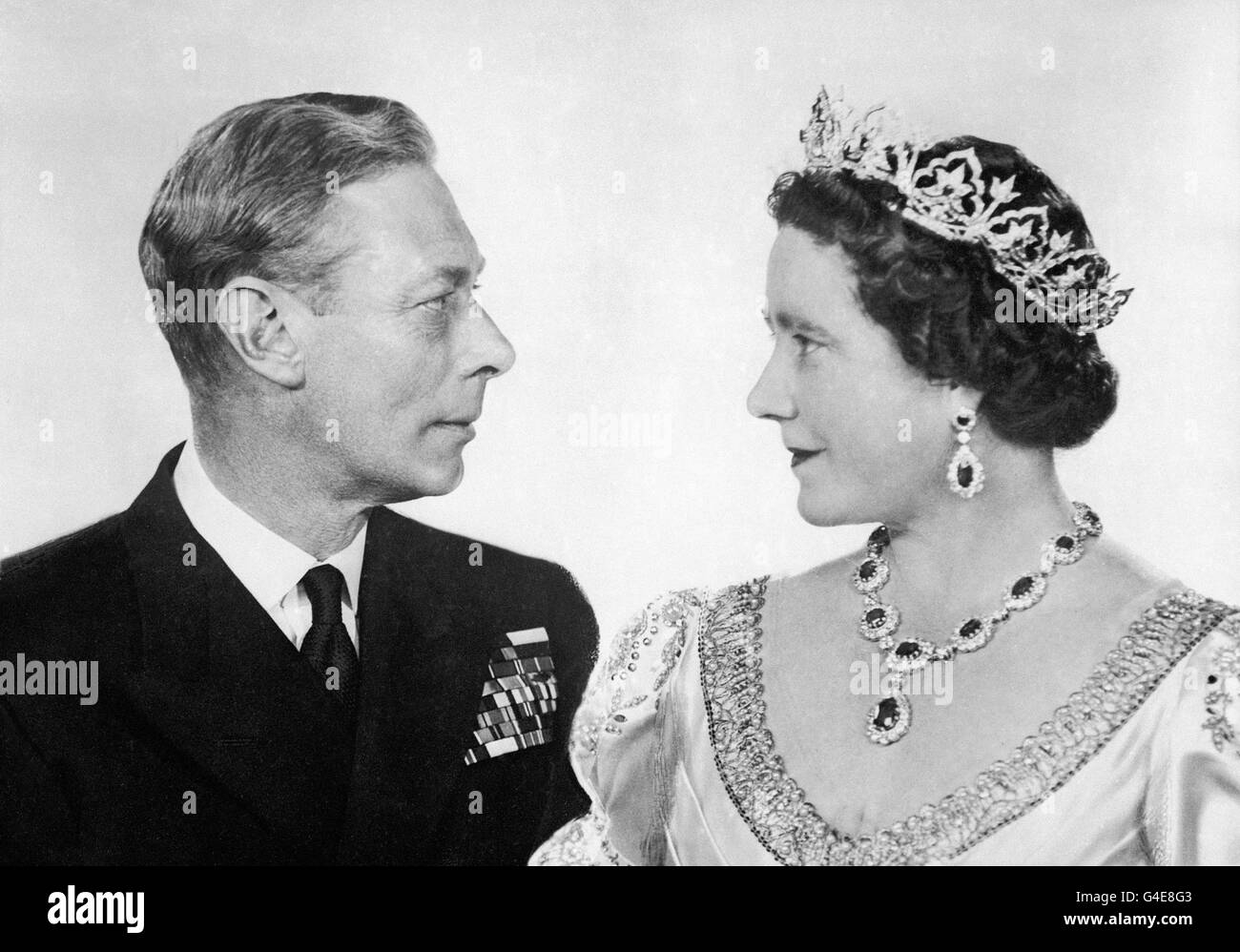 Re Giorgio VI e la regina Elisabetta commemorano il loro venticinquesimo matrimonio anniversario Foto Stock