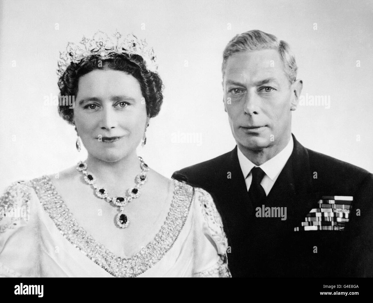 Re Giorgio VI e la regina Elisabetta commemorano il loro venticinquesimo matrimonio anniversario Foto Stock