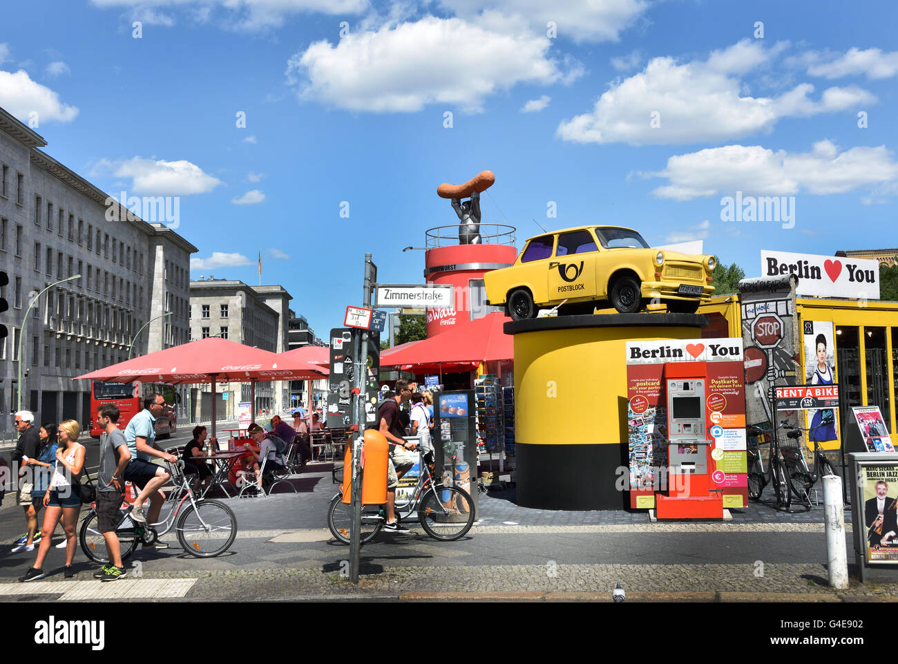 Vecchia Trabant safari auto al di fuori del Trabi World Museum utilizzato per il City Sightseeing Tours a Berlino, Germania ( Trabant (Linguettasia, Trabant , Trabbis ) Foto Stock