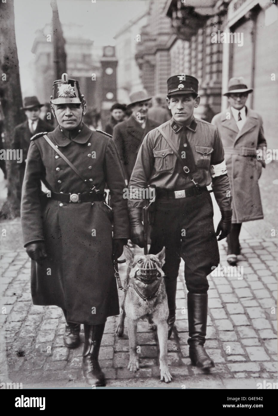 Poliziotto e SS uomo ( armband segna ) poliziotto di pattuglia sul giorno del Reichstag elezioni il 5 marzo 1933 ( Topographie del terrore museo storico sul sito della ex sede della Gestapo ) Berlino Germania Foto Stock
