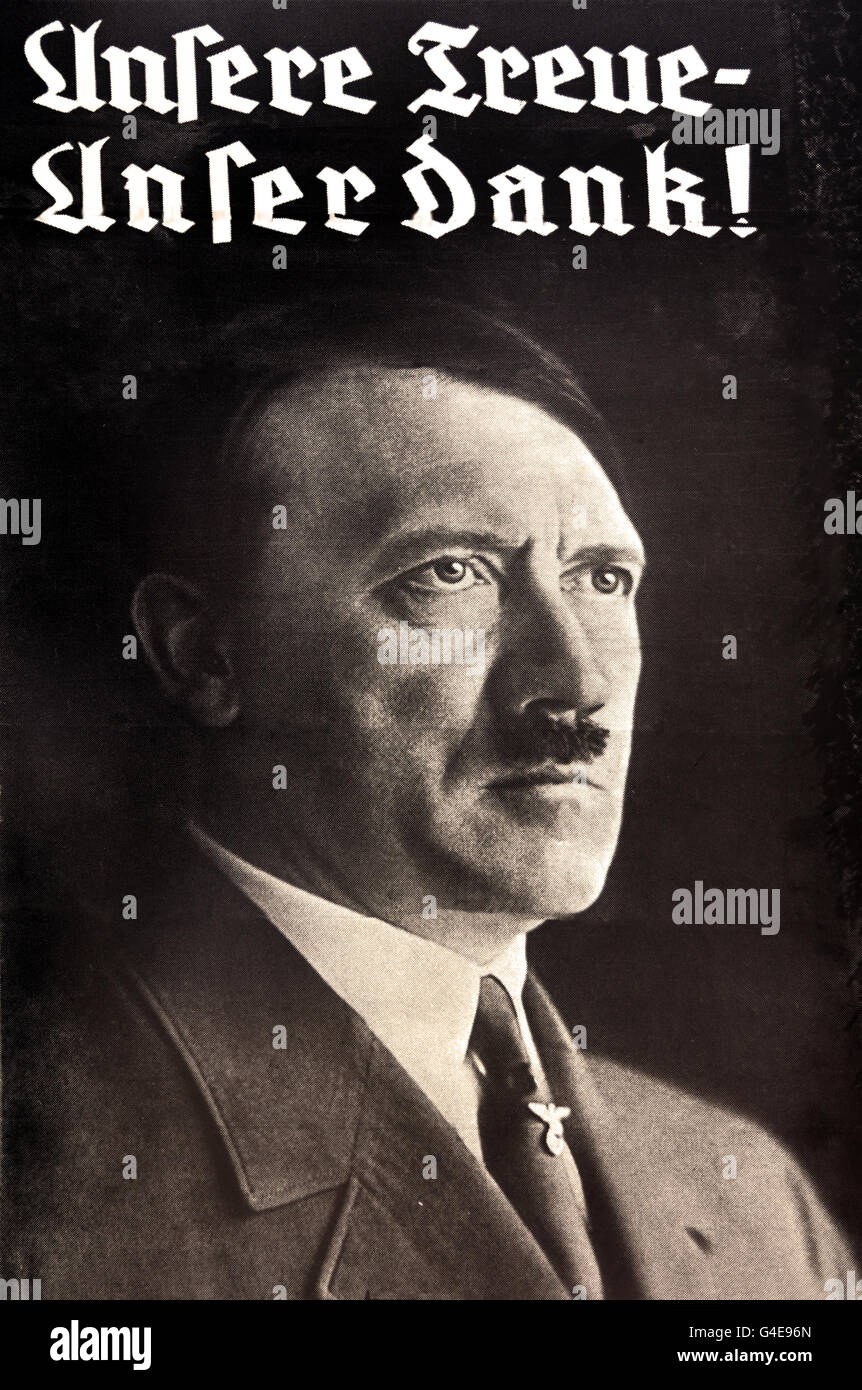 La nostra gioia il nostro ringraziamento - La nostra gioia il nostro ringraziamento Adolph Hitler (Dopo il licenziamento della dirigenza delle SA il 1° luglio 1934 e la morte del ritratto di propaganda nazista storico di Adolf Hitler con lo slogan “La nostra fedeltà - Il nostro ringraziamento!”, la Germania nazista. - Presidente di diritto Hindenburg il 2 agosto 1934 Hitler era un governante limitato niente nei vicoli) Topografia del Terrore museo storico sul sito dell’ex quartier generale della Gestapo a Berlino, Germania Foto Stock