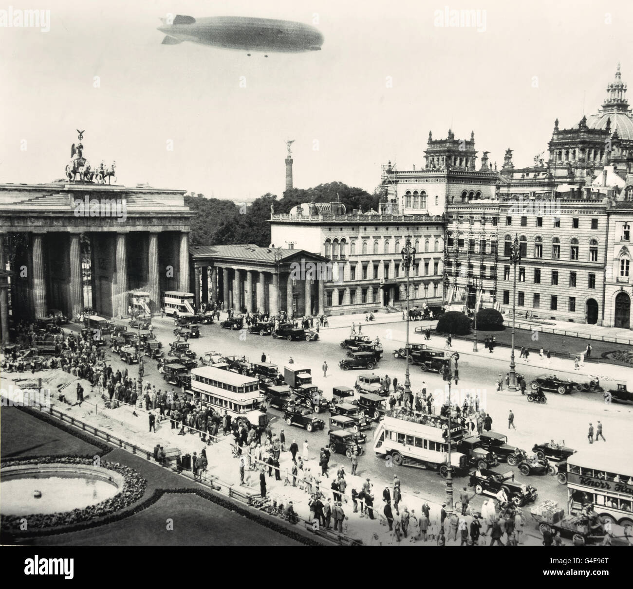 Graf Zeppelin dirigibile oltre la Porta di Brandeburgo 1929 Topographie del terrore museo storico sul sito della ex sede della Gestapo a Berlino Germania Foto Stock
