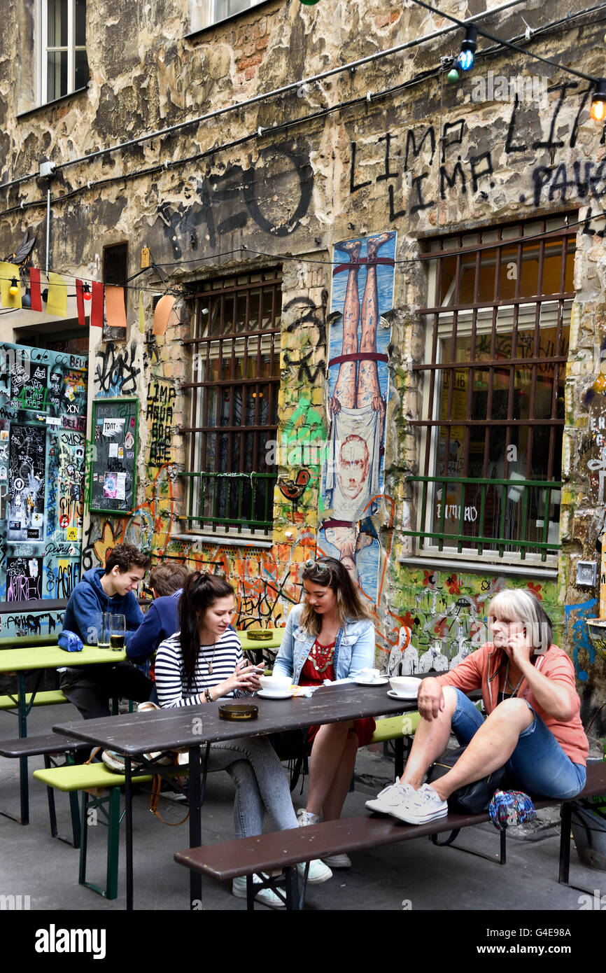 Cinema Cafe in Hackesche Hofe Scheunenviertel Berlino Germania Foto Stock
