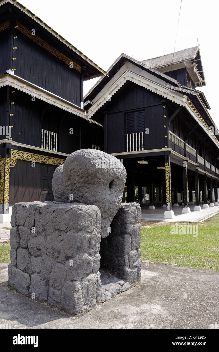 Replica della "pietra a schede' vicino Sri Menanti Palace di Negeri Sembilan, Malaysia. Il palazzo è ora un museo reale. La pietra è Foto Stock