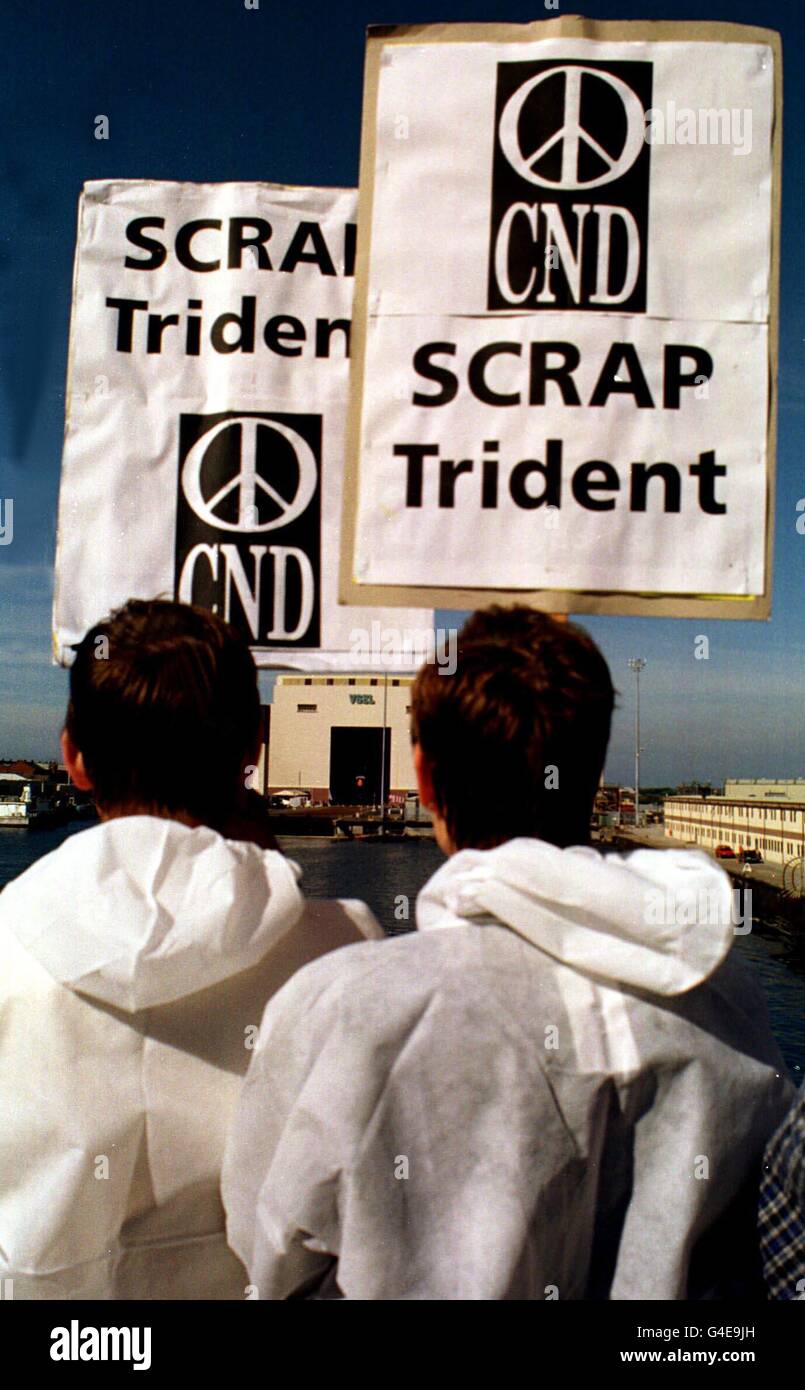 La scena sul ponte Michaelson Road a Barrow-in-Furness, Cumbria oggi (Sabato) dove più di 200 manifestanti CND hanno dimostrato alla cerimonia di 'rolling out' per il sottomarino nucleare finale nella flotta britannica Trident. Foto PA. Guarda la storia di PA DEFENSE Trident Foto Stock