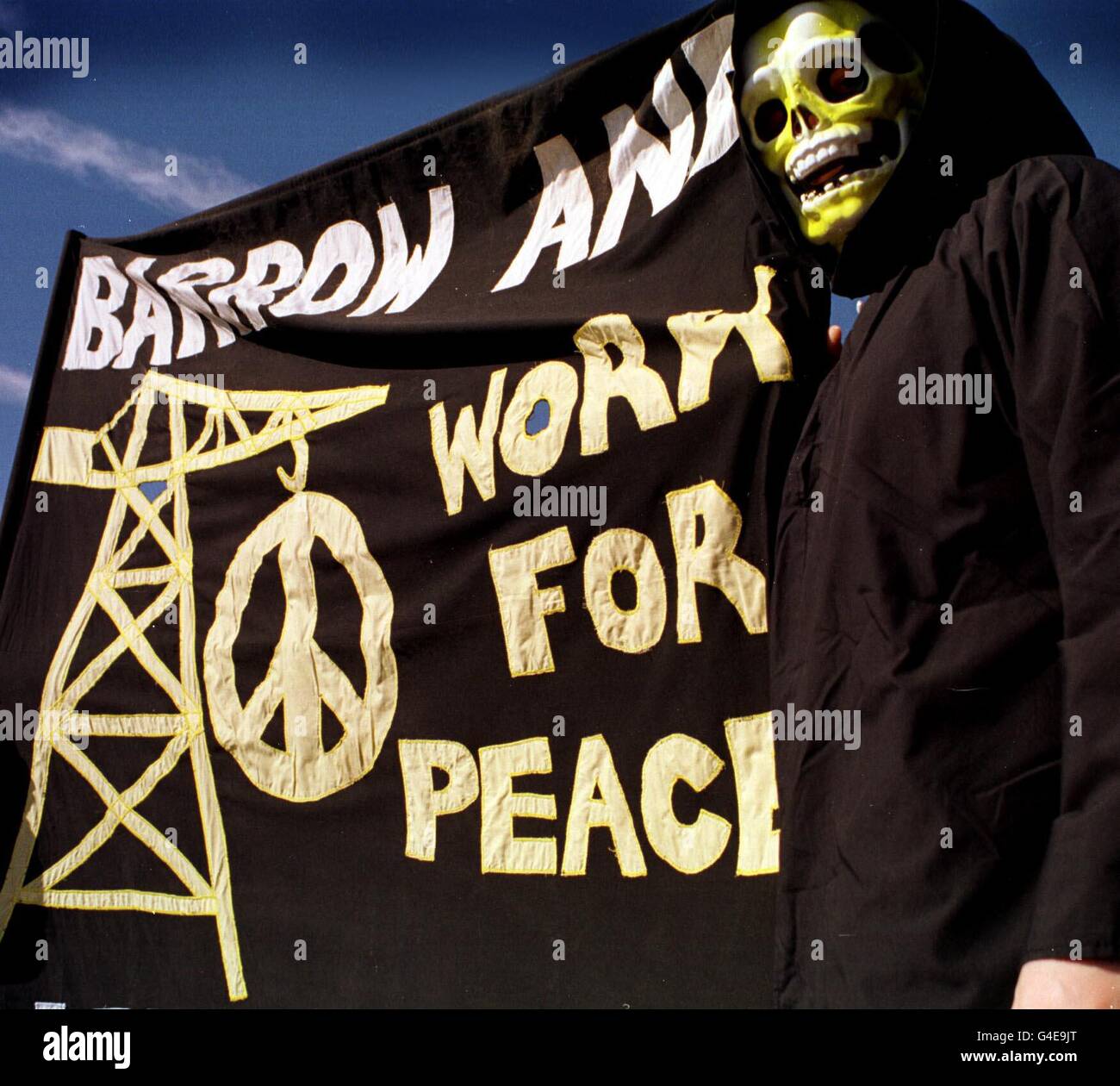 Un manifestante della CND si presenta alla cerimonia di "rolling out" per il sottomarino nucleare finale della flotta britannica Trident sul ponte Michaelson Road a Barrow-in-Furness, Cumbria oggi (Sabato). Foto PA. Guarda la storia di PA DEFENSE Trident Foto Stock