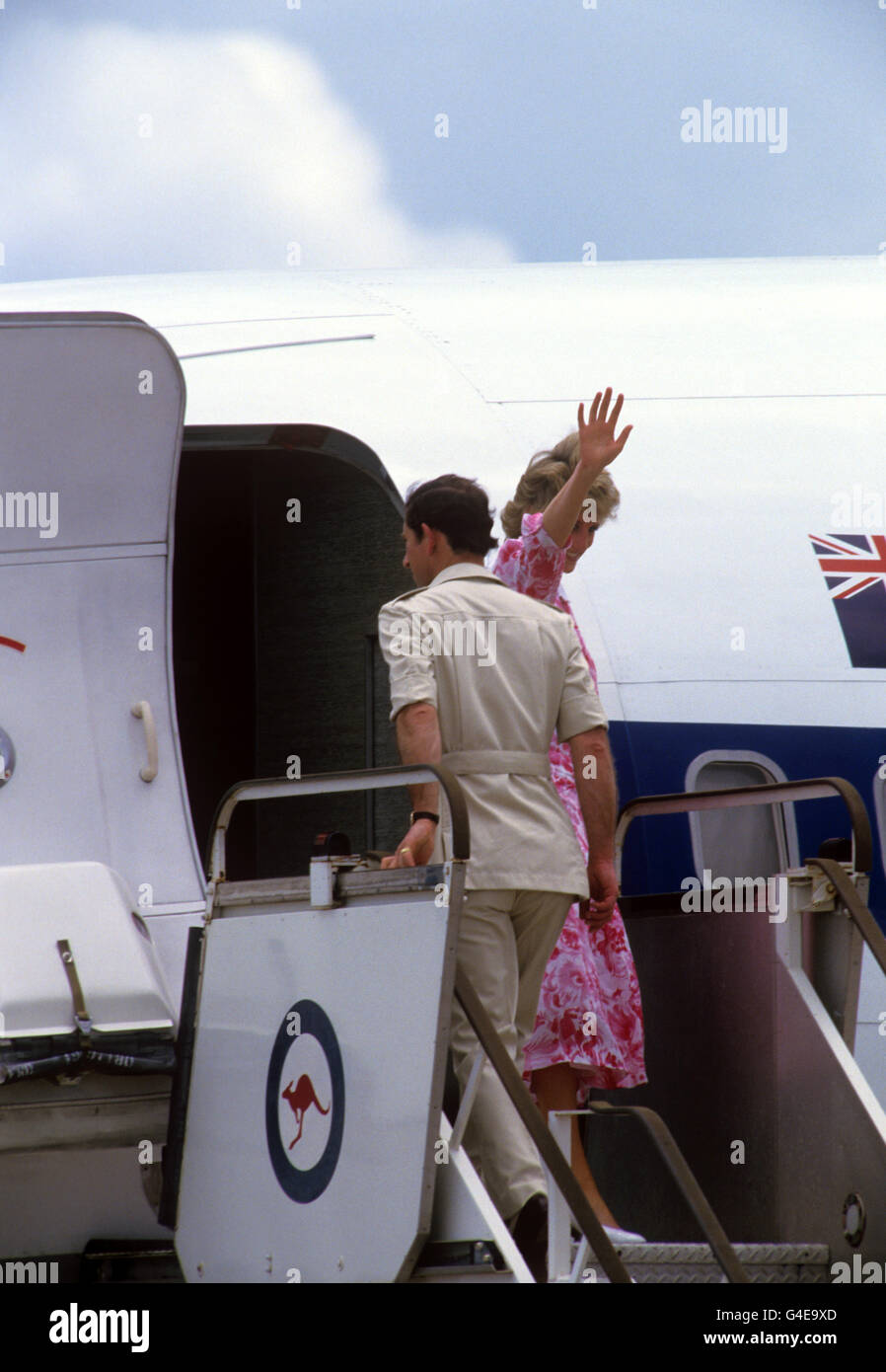 Il Principe e la Principessa del Galles saluta l'Australia mentre salpano su un aereo diretto alla Thailandia. Foto Stock