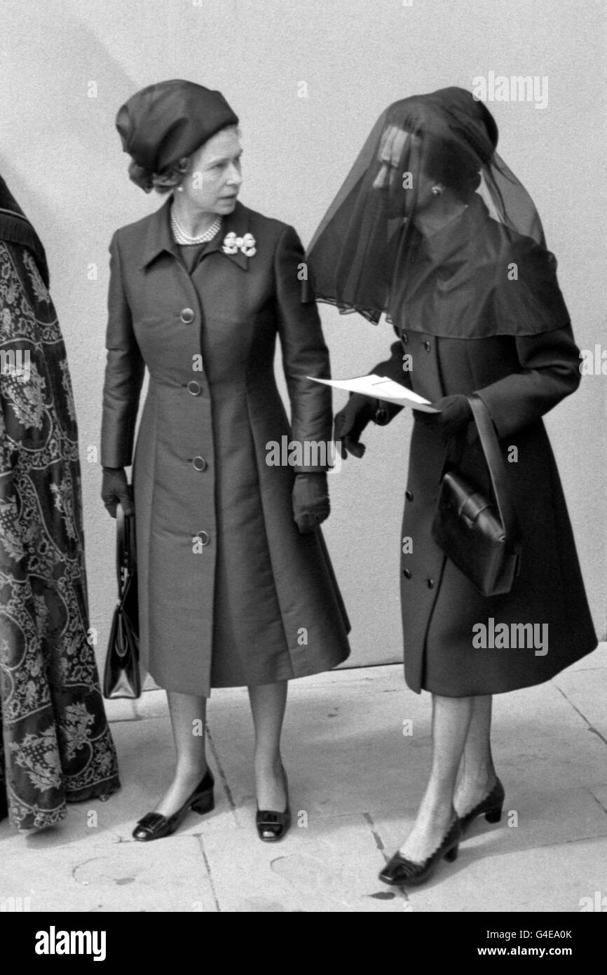 La Regina con la duchessa velata di Windsor che lascia la Cappella di San Giorgio a seguito del servizio funebre per il Duca di Windsor che fu condotto dalla Rt. Reverend Launcelot Fleming, decano di Windsor. Più tardi il Duca di Windsor fu sepolto nel piccolo sepoltura privato attaccato al Mausoleo di Frogmore vicino al lago nel Grande Parco di Windsor. Foto Stock