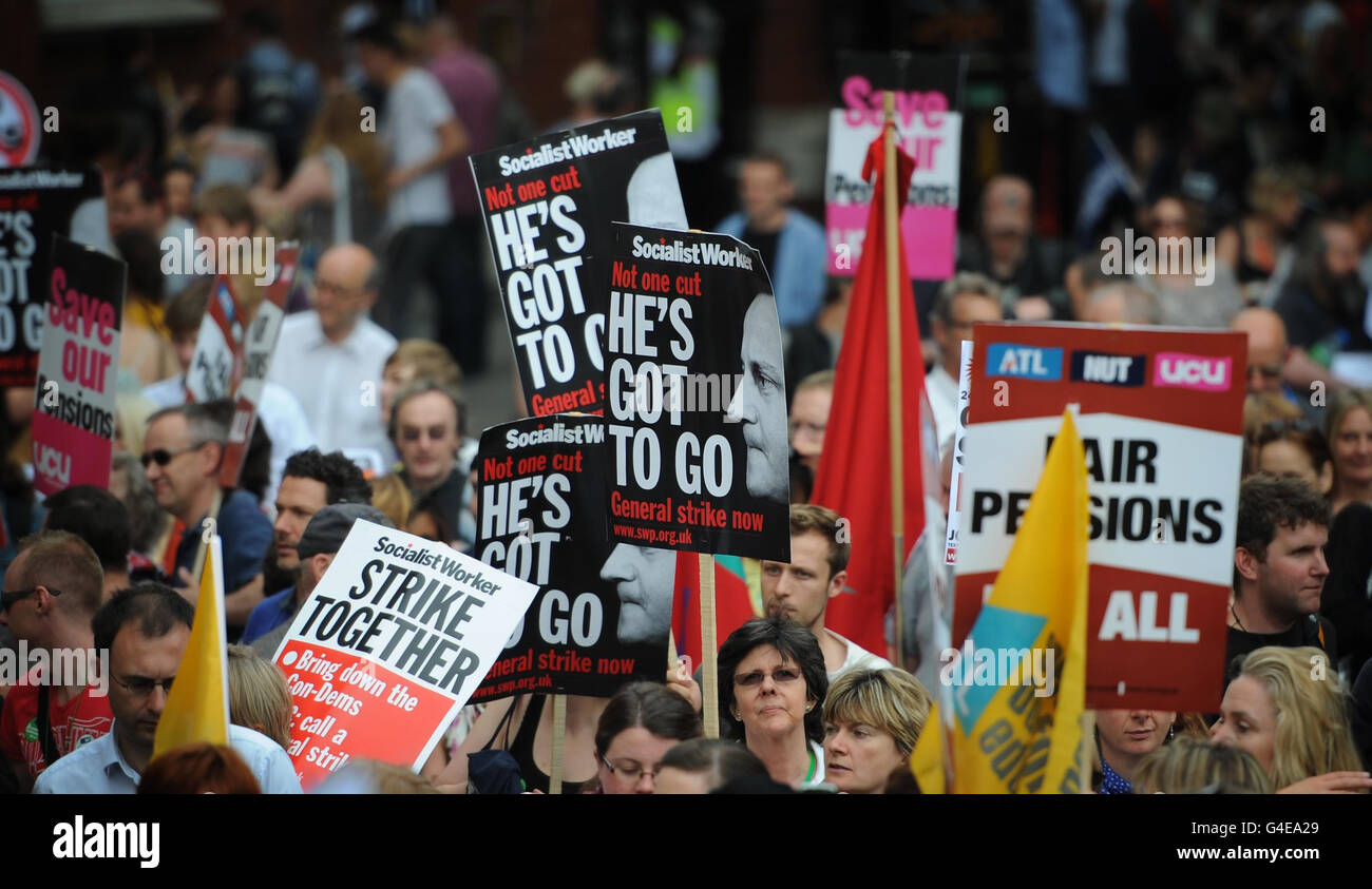 I manifestanti nel centro di Londra prendono parte a una protesta attraverso la capitale contro i piani del governo britannico per la riforma delle pensioni. Foto Stock