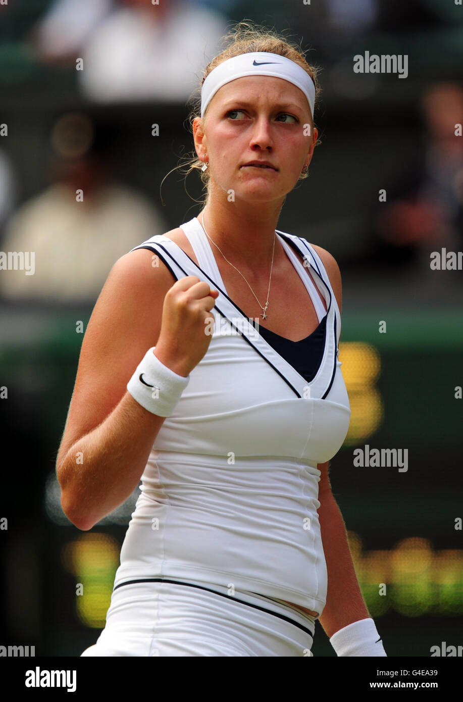 Petra Kvitova della Repubblica Ceca festeggia durante la sua partita contro il Victoria Azarenka della Bielorussia il 10° giorno dei Campionati di Wimbledon del 2011 all'All England Lawn Tennis and Croquet Club di Wimbledon. Foto Stock