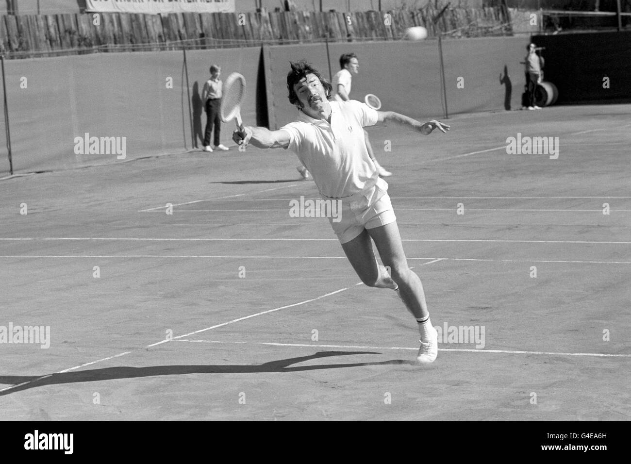 Stanley Matthews, figlio del famoso calciatore Stanley Matthews, in azione contro John Paish (non raffigurato) durante i test round robin della Coppa Davis. La Gran Bretagna incontrerà la Jugoslavia nel primo turno della coppa dell'aprile 1971. Foto Stock
