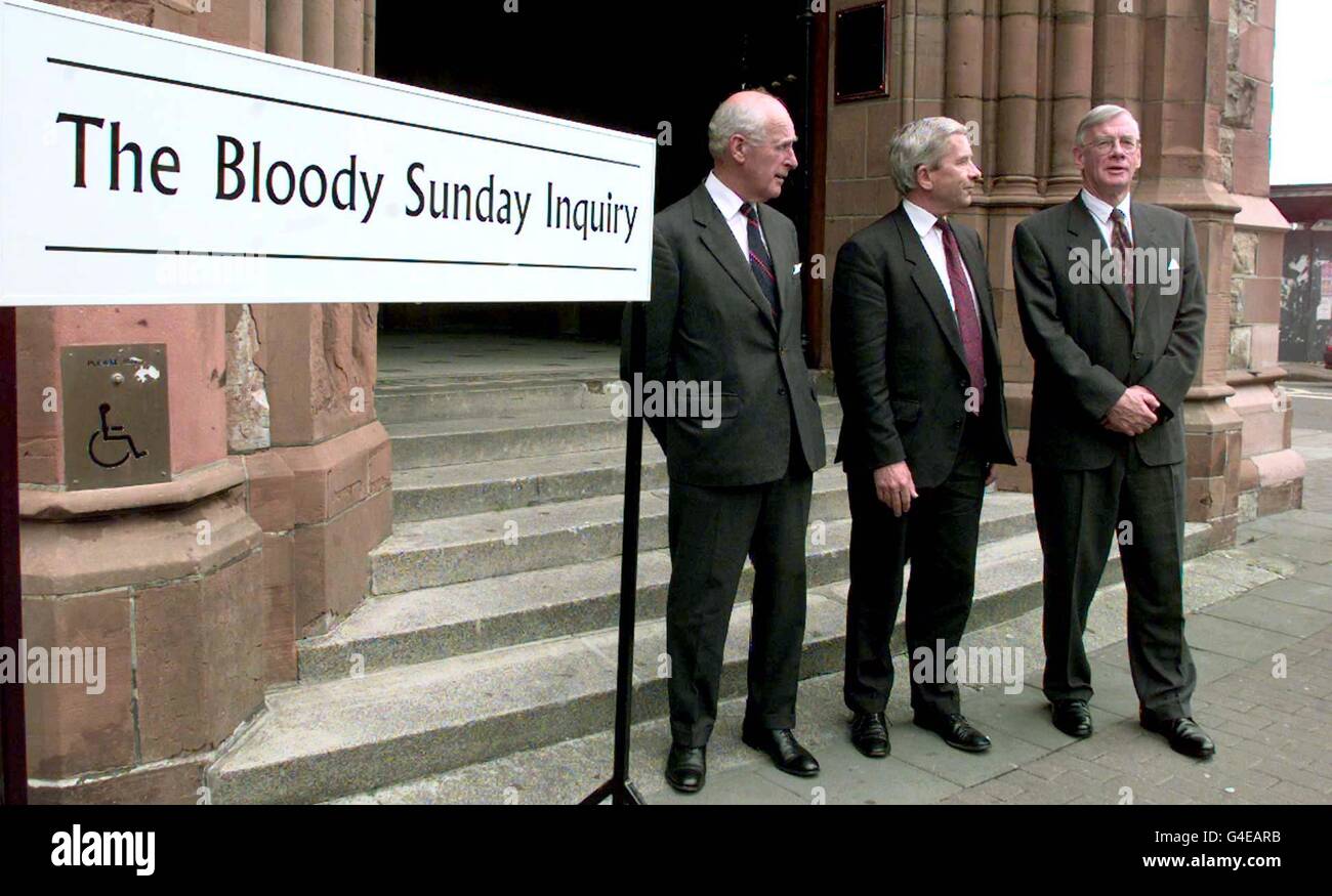 I giudici del Bloody Sunday Inquiry interrompono per un incantesimo, oggi (lunedì), all'inizio dell'audizione preliminare nella Guildhall, Londonderry, Irlanda del Nord. Uscendo (da sinistra) ci sono Sir Edwards Somers (Nuova Zelanda), Lord Saville e il signor Justice Bill Hoyt (canadese) che ascolteranno i dettagli degli eventi del 1972, dove 13 poeple sono stati uccisi dai paracadutisti britannici.(PA Photo/Paul McErlane) Foto Stock