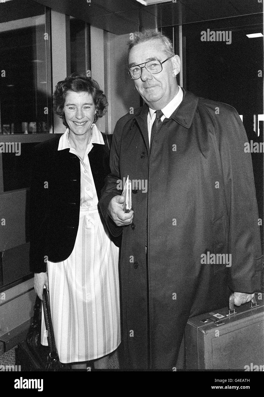 File datato 17.3.90 di John e Janet Ward, prima di volare a Nairobi Kenya, dove due persone sono state arrestate per l'omicidio della loro figlia Julie. Simon Ole Makallah, un ex guardiano del gioco alla riserva Masai Mara dove Julie, di 28 anni, è scomparso nel settembre 1988, è comparso oggi davanti a un tribunale di Nairobi (lunedì), accusato con il suo omicidio. Vedi la storia di PA DEATH Ward. **disponibile solo in b/n** Foto Stock File datato 17.3.90 di John e Janet Ward, prima di volare a Nairobi Kenya, dove due persone sono state arrestate per l'omicidio della loro figlia Julie. Simon Ole Makallah, un ex guardiano del gioco alla riserva Masai Mara dove Julie, di 28 anni, è scomparso nel settembre 1988, è comparso oggi davanti a un tribunale di Nairobi (lunedì), accusato con il suo omicidio. Vedi la storia di PA DEATH Ward. **disponibile solo in b/n** Foto Stock