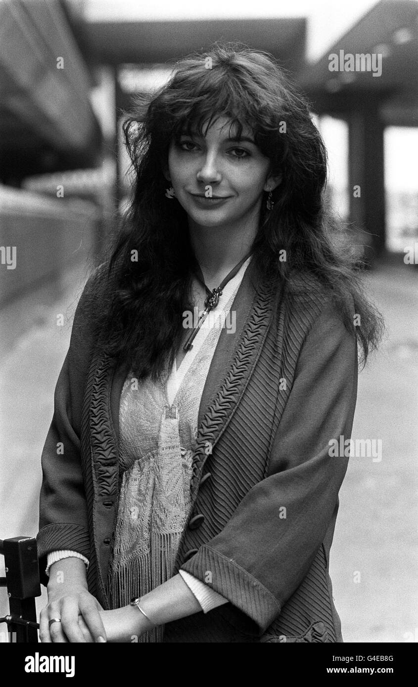 PA NEWS FOTO 10/3/78 Kate Bush presso l'AEROPORTO DI HEATHROW ALL'ARRIVO da Amsterdam, Olanda Foto Stock
