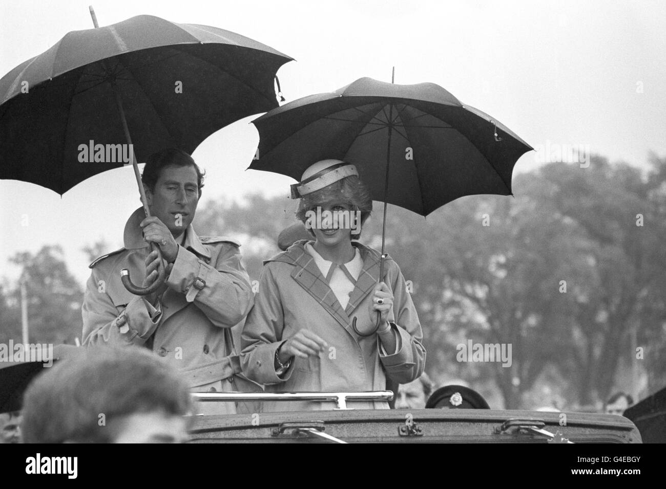 Il principe e la principessa del Galles si rifugiarono dalla pioggia leggera durante la loro visita a Halifax, Nuova Scozia. Foto Stock