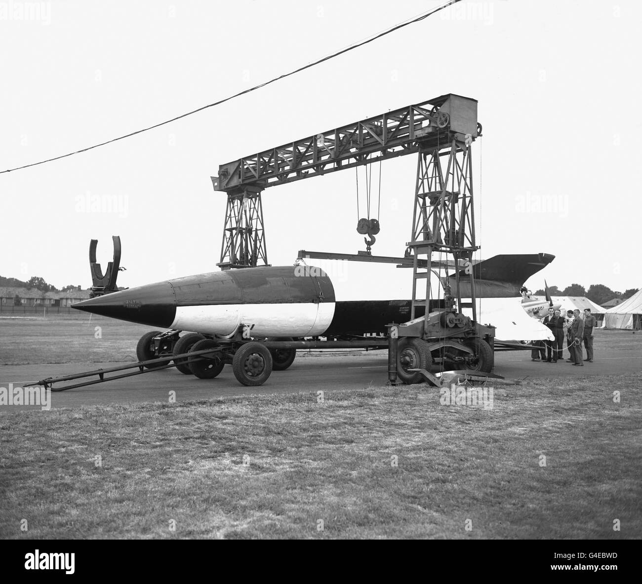 Un razzo tedesco V2 è stato scaricato presso l'aeroporto di Hendon, Middlesex, per la mostra di tre giorni 'Fifty Years of Flying'. Il V2 è stato fatto per raggiungere un'altezza di 70,000 piedi e volare a 3,600 mph. Fu il primo tipo di proiettile senza alare utilizzato nella seconda guerra mondiale. *questa V2 è stata in mani britanniche da quando la stazione di ricerca nazista di Peenemunde è stata catturata. Foto Stock