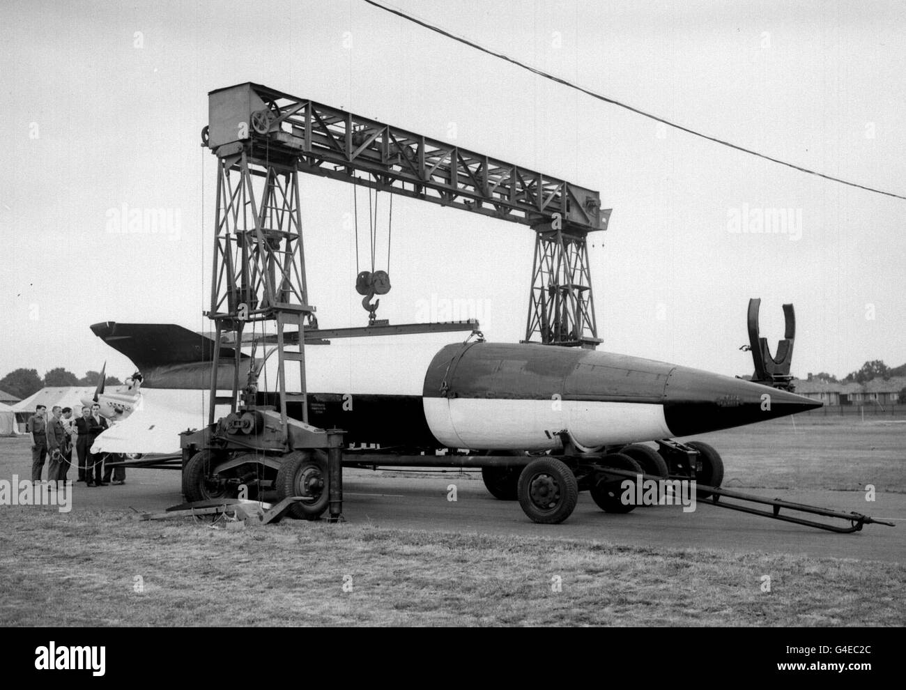 File della libreria PA, precedentemente pubblicato 18.7.51. Un razzo tedesco V2 in fase di scarico a Hendon, Middlesex: Un tentativo ardito di sabotare la produzione di razzi tedeschi V2 è stato montato da un unico agente britannico, documenti resi pubblici per la prima volta oggi (Giovedi) rivelare. Vedere PA storia DEFENSE Records/PA Foto Stock