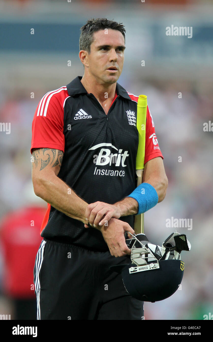 Kevin Pietersen, inglese, torna al Padiglione dopo essere stato licenziato durante il primo Natwest One Day International al Kia Oval, Londra. Foto Stock