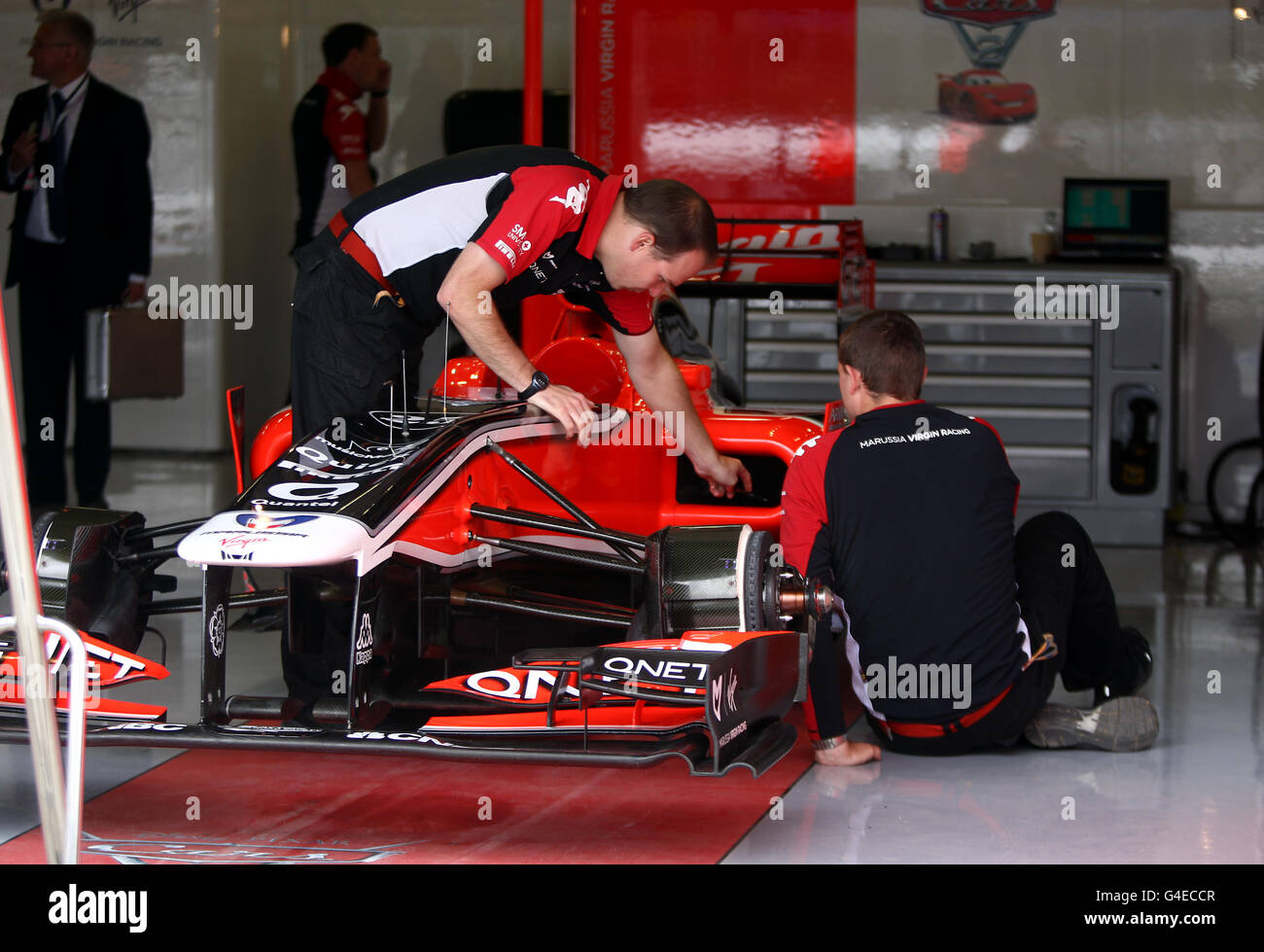 I meccanici della Virgin Racing si adeguano alla vettura durante la giornata di paddock per il Gran Premio di Formula uno Santander al circuito di Silverstone, Northampton. Foto Stock