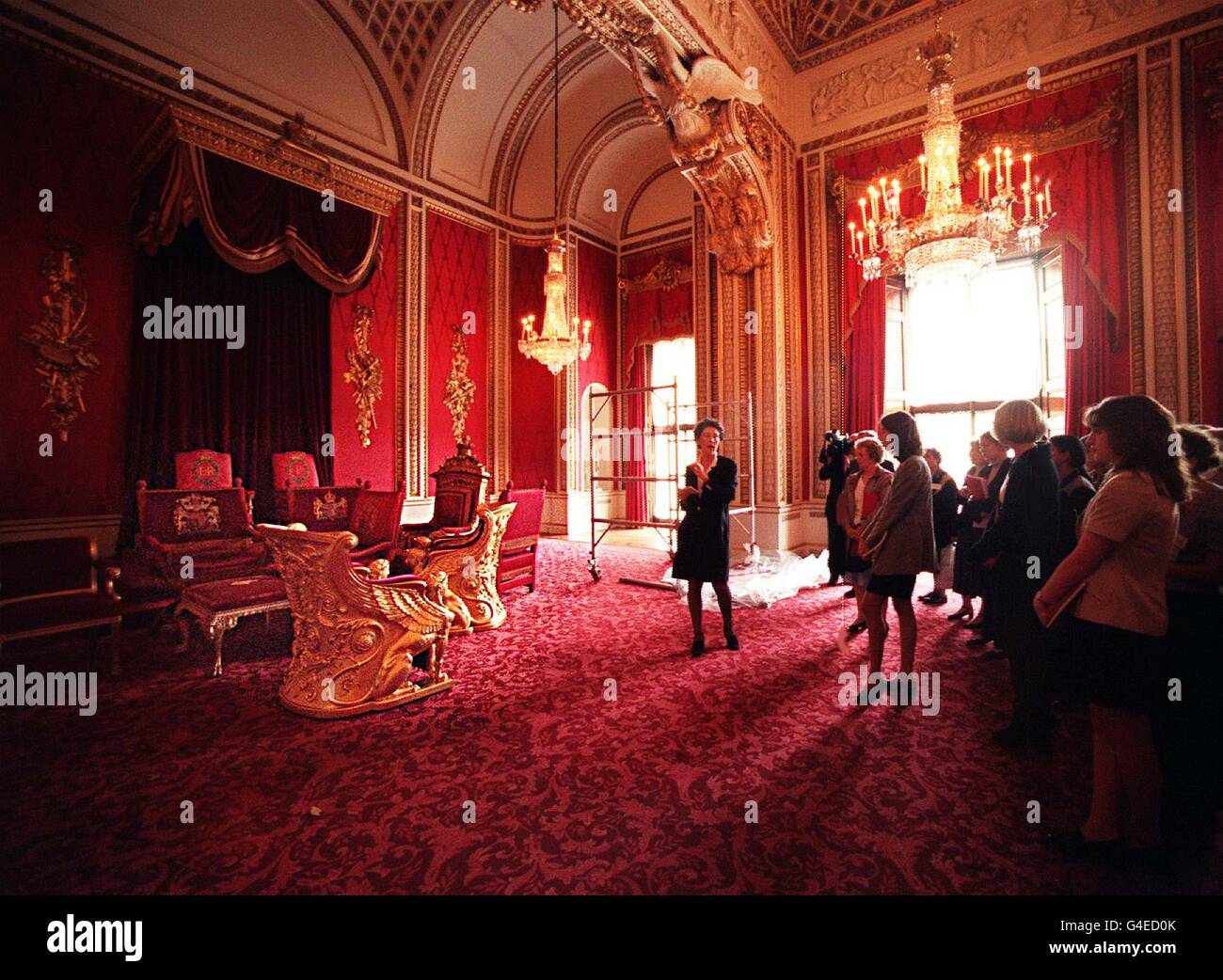 La Sala del Trono a Buckingham Palace oggi (Venerdì), durante un'anteprima della sua apertura al pubblico il 6 agosto fino al 4 ottobre. Foto di Sean Dempsey. Foto Stock