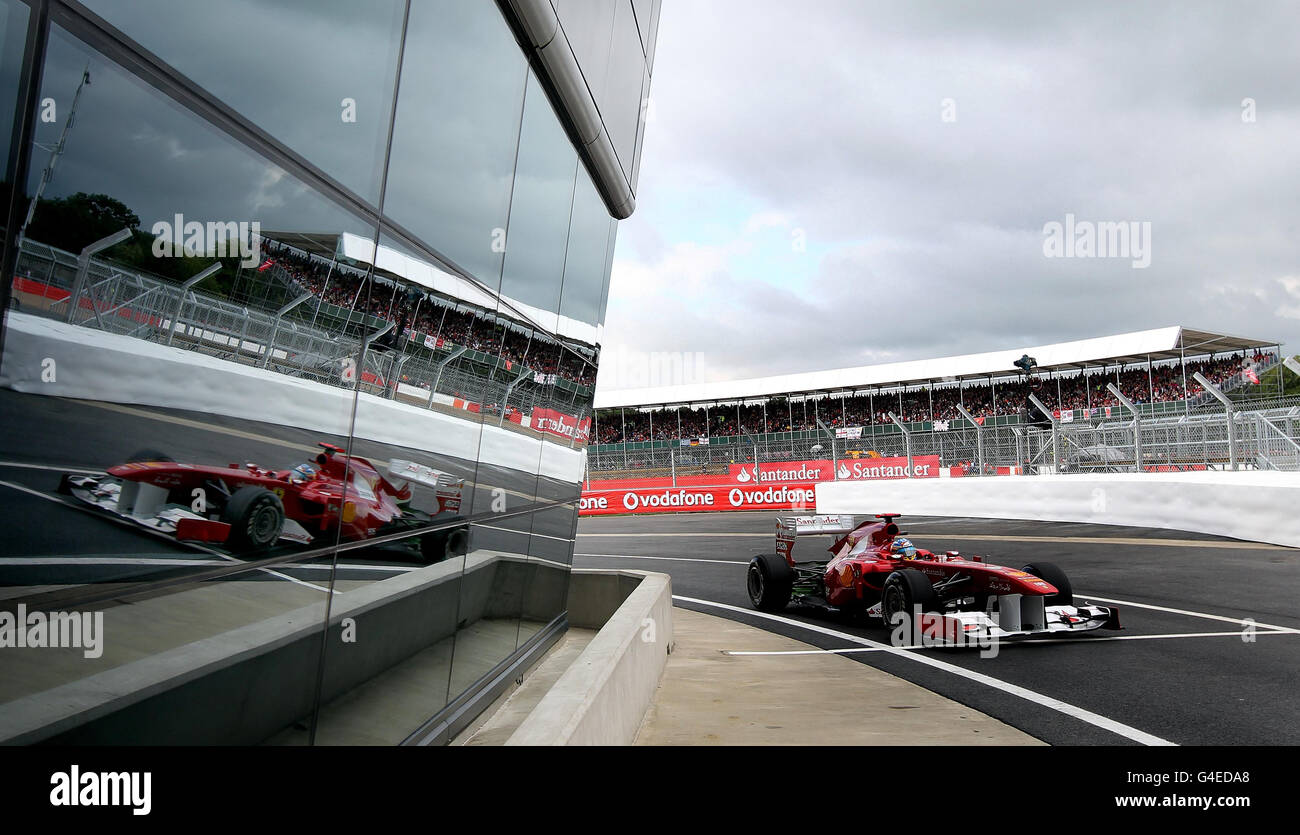 Ferrari's Ferando Alonso della Spagna durante la giornata di qualificazione per il Gran Premio di Formula uno Santander al circuito di Silverstone, Northampton. Foto Stock