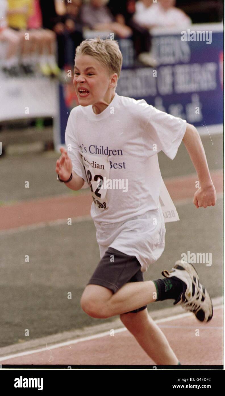 James Dickson (13) Kidney transplantee di Romsey & membro del team per Guys & St Thomas' vincitore dei 100m per ragazzi di 12-13 anni al Guardian Health British Transplant Games di Belfast al Mary Peters Track Today (domenica). Foto Stock